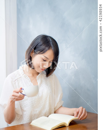 Young woman read book Young woman read book 42198934