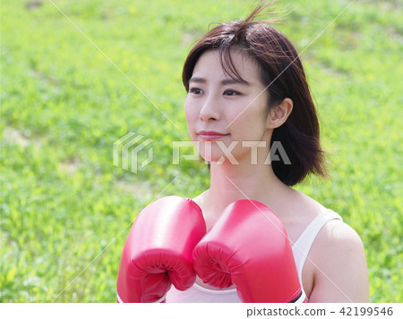 Women with boxing gloves 42199546