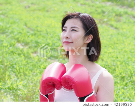 Women with boxing gloves 42199550