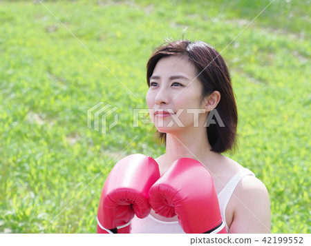 Women with boxing gloves 42199552