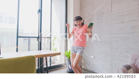 woman listen music and dance 42199583