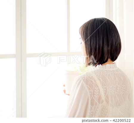 young woman drinks coffee 42200522