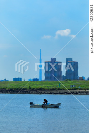 釣魚在Arakawa和東京天空樹的漁船 42200681