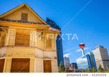 Historic house in front of the skyline of Calgary  42201016