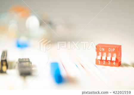IC電阻電容電感PCB可變電阻SMD開關螺絲螺帽插座LED電路板排線RS232繼電器RELAY線圈 42201559