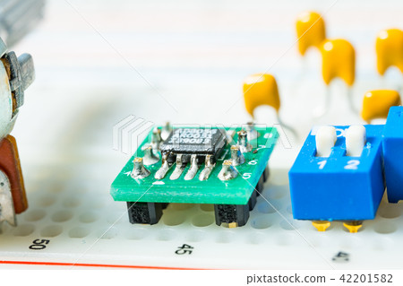 IC電阻電容電感PCB可變電阻SMD開關螺絲螺帽插座LED電路板排線RS232繼電器RELAY線圈 IC電阻電容電感PCB可變電阻SMD開關螺絲螺帽插座LED電路板排線RS232繼電器RELAY線圈 42201582