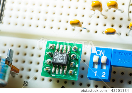IC電阻電容電感PCB可變電阻SMD開關螺絲螺帽插座LED電路板排線RS232繼電器RELAY線圈 42201584