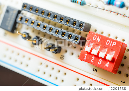IC電阻電容電感PCB可變電阻SMD開關螺絲螺帽插座LED電路板排線RS232繼電器RELAY線圈 42201588