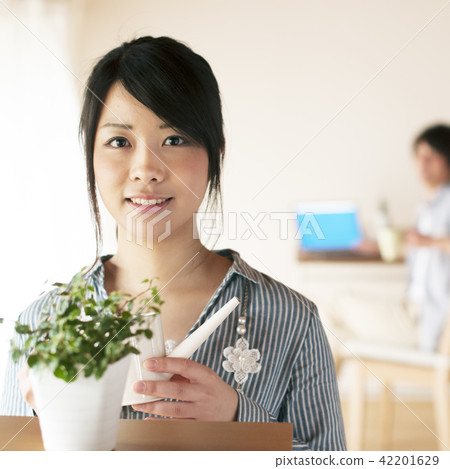 拿著毛蟲和微笑的婦女 42201629