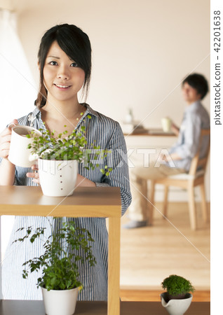 拿著毛蟲和微笑的婦女 拿著毛蟲和微笑的婦女 42201638