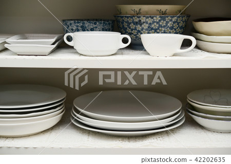 碗櫃裡的菜餚 碗櫃裡的菜餚 42202635