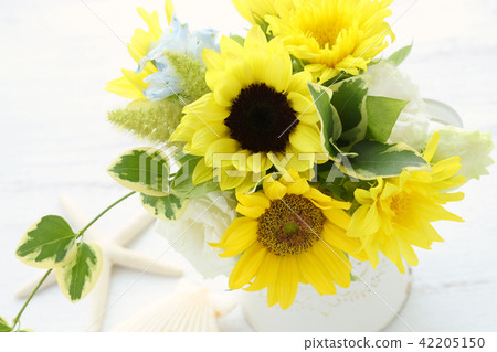 Sun flower arrangement 42205150