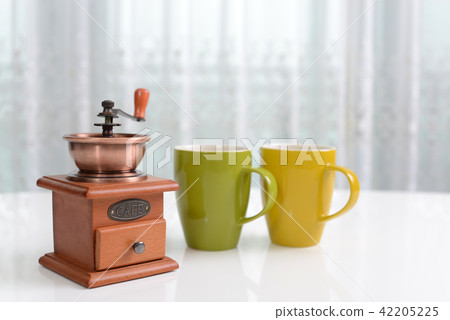 Coffee mill and coffee cup 42205225