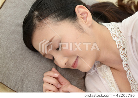 Women who sleep Women who sleep 42205786