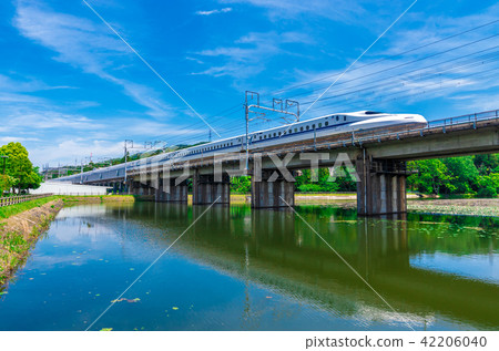 Shinkansen reflected in the pond 42206040