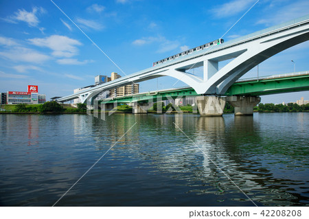 在荒川和領土班輪的範Ohashi橋樑 在荒川和領土班輪的範Ohashi橋樑 42208208