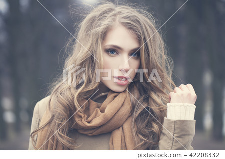 Beautiful young female model outdoors in park Beautiful young female model outdoors in park 42208332