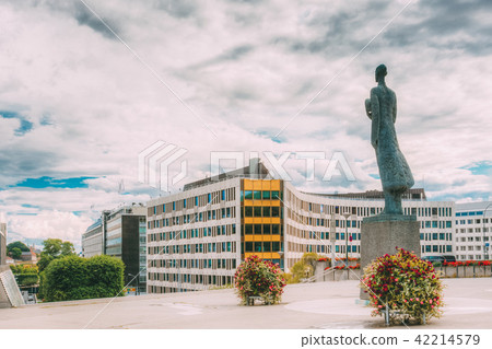 Statue Of King Haakon VII Of Norway In Oslo, Norway. Statue Of King Haakon VII Of Norway In Oslo, Norway. 42214579