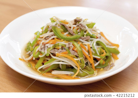 炒蔬菜和切碎的豬肉 42215212