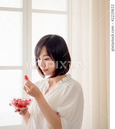 窗邊吃水果的女孩 42220612