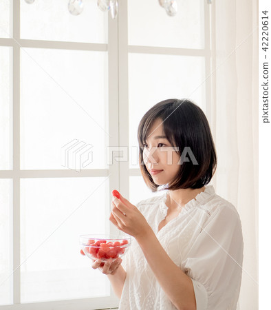 窗邊吃水果的女孩 42220614