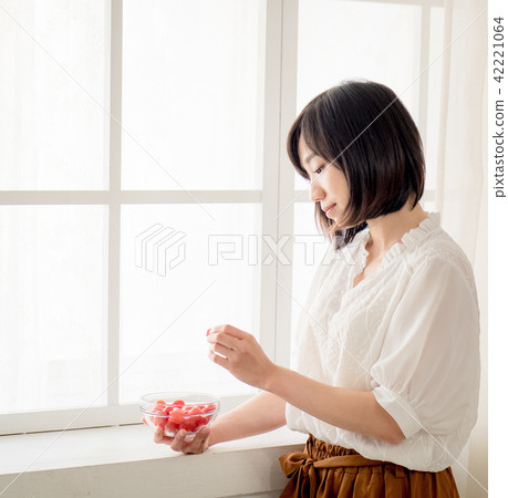 窗邊吃水果的女孩 42221064