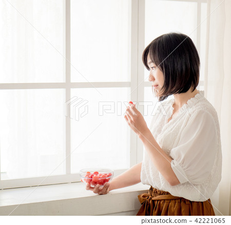 窗邊吃水果的女孩 42221065