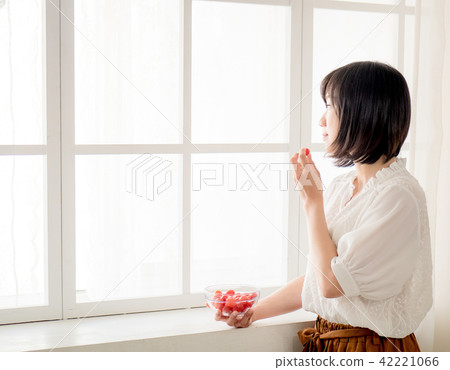 窗邊吃水果的女孩 42221066