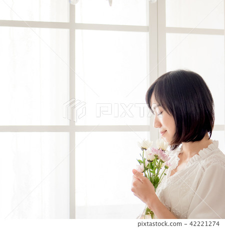 窗邊拿花的女孩 42221274