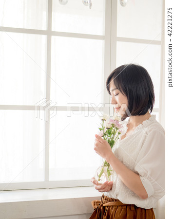 窗邊拿花的女孩 42221275