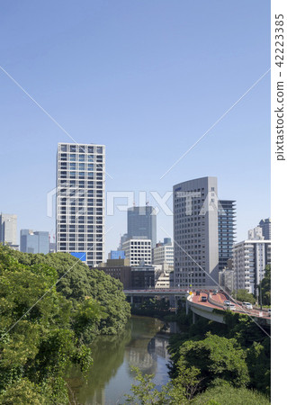 附近溝壑的城市景觀 附近溝壑的城市景觀 42223385