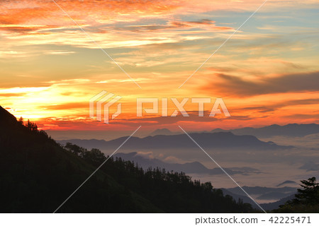 從Aizu Komagatake看見的早晨煥發和雲彩海 從Aizu Komagatake看見的早晨煥發和雲彩海 42225471
