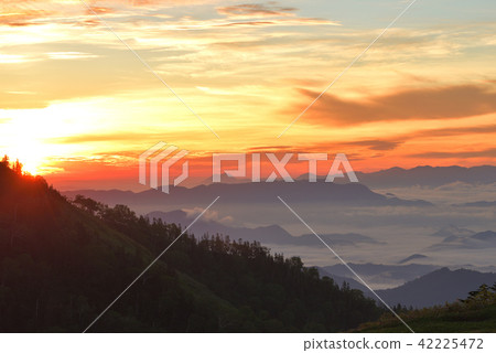 從Aizu Komagatake看見的早晨煥發和雲彩海 從Aizu Komagatake看見的早晨煥發和雲彩海 42225472
