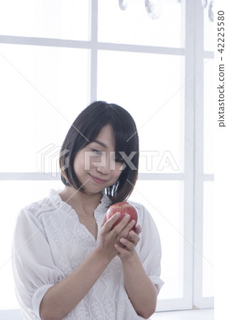 假日享受悠閒輕鬆時光的女孩 假日享受悠閒輕鬆時光的女孩 42225580