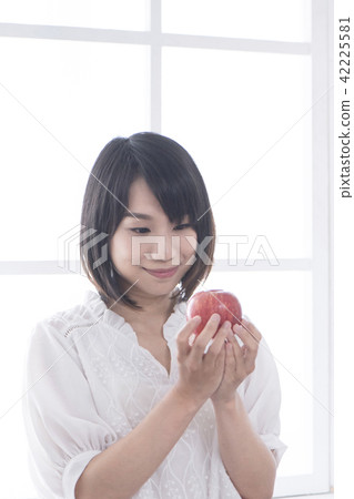 假日享受悠閒輕鬆時光的女孩 假日享受悠閒輕鬆時光的女孩 42225581