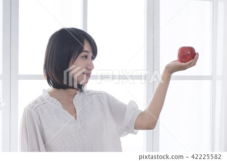 假日享受悠閒輕鬆時光的女孩 42225582