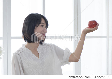 假日享受悠閒輕鬆時光的女孩 42225583