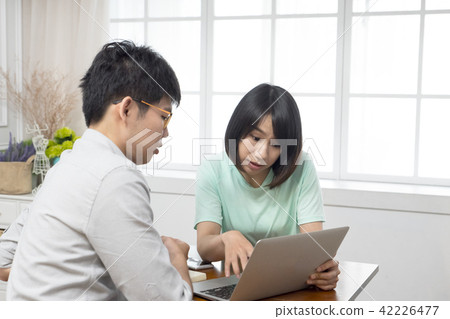 工作中的男女 42226477