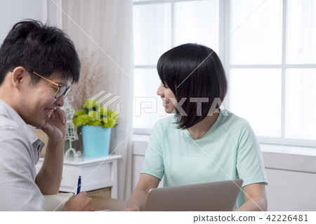 工作中的男女 42226481