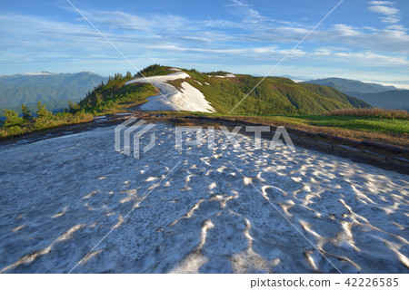 See the ridges of snow that continue from Aizu Komagatake to Mt. 42226585