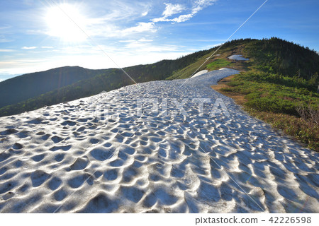 Ridges of snowfall seen from the direction of Chubu-dakeyama and Aizu Komagatake 42226598
