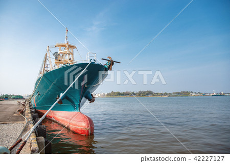 Fishing boat under mooring 42227127