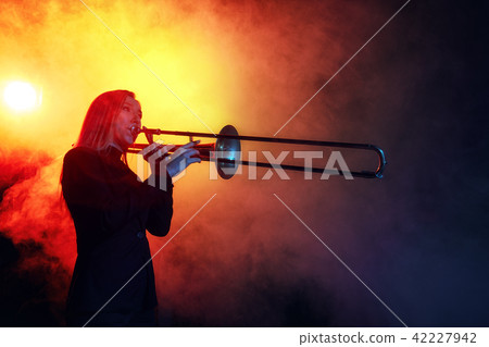 Jazz band performs at the club 42227942