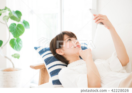 躺下和使用智能手機的婦女 42228026