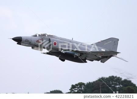 空中自衛隊F - 4 EJ Fantom幻影II戰鬥機飛過天空 空中自衛隊F - 4 EJ Fantom幻影II戰鬥機飛過天空 42228821