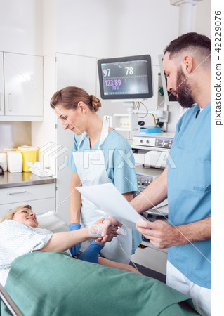Doctor greeting patient before starting treatment 42229076