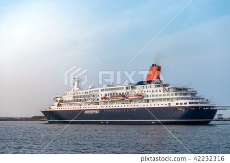 Sailing passenger ship 42232316