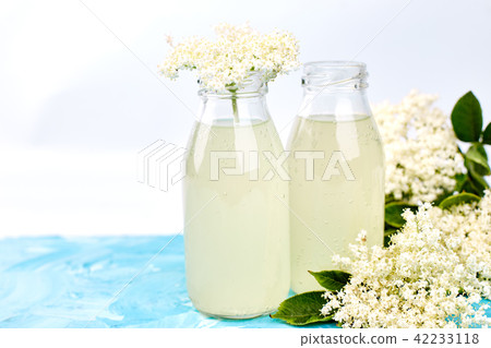 Kombucha tea with elderflower 42233118