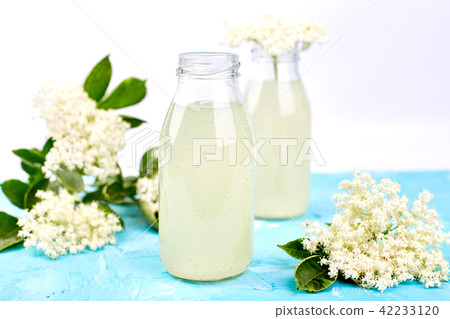 Kombucha tea with elderflower 42233120