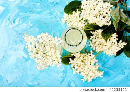 Kombucha tea with elderflower  42233121